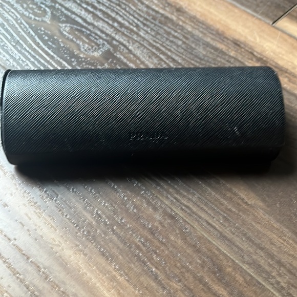 Prada - Picture 3 of 3